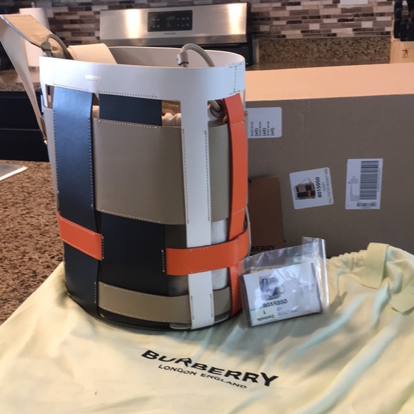 Sold on ♏️NWT Burberry Bucket 2020 Honey Bag - Picture 7 of 8